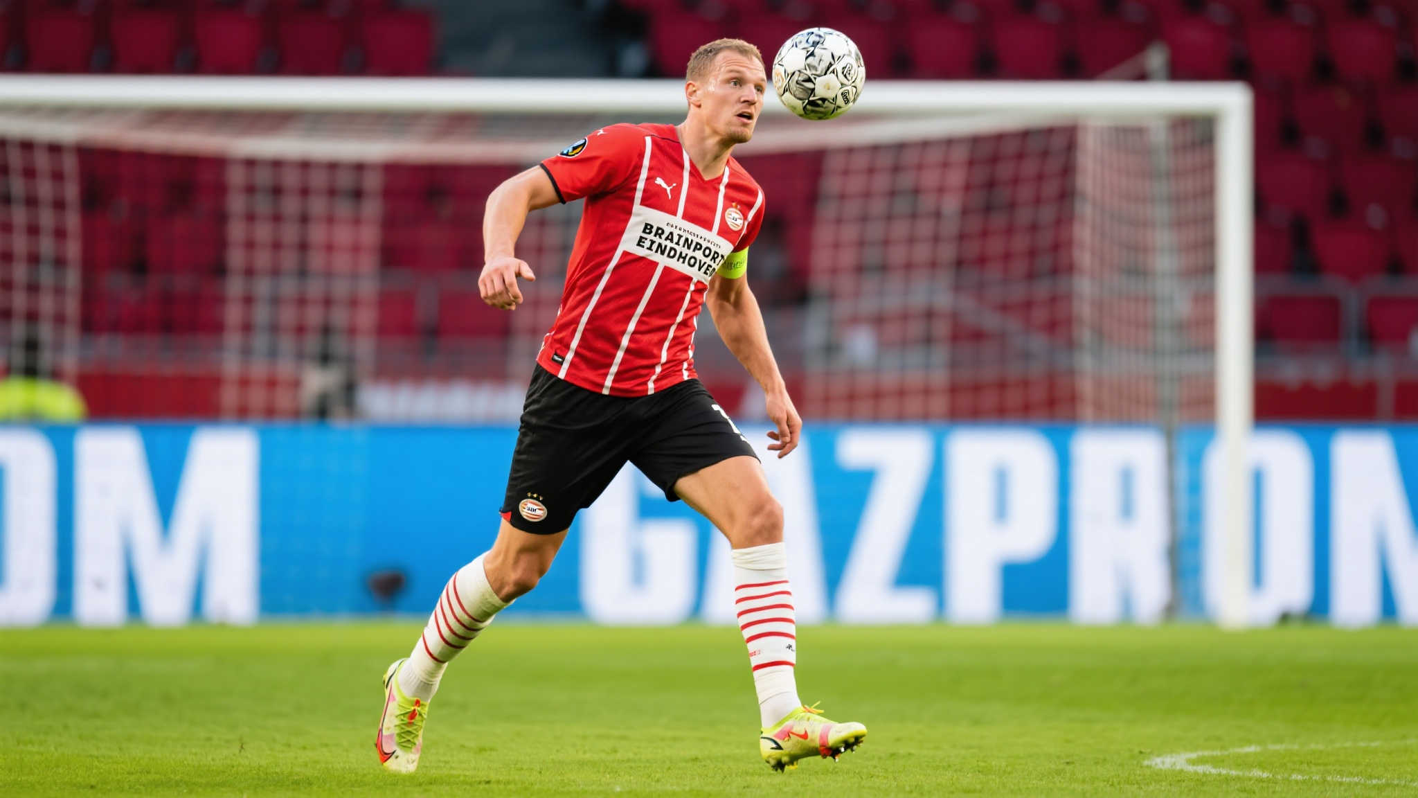 24／25赛季欧冠空中对抗王：吕克-德容成功69次夺顶